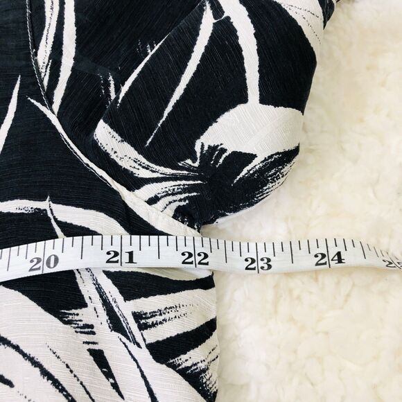 Chico's Design Womens Blouse Size 2 Black And White Leaf Design - Picture 9 of 10
